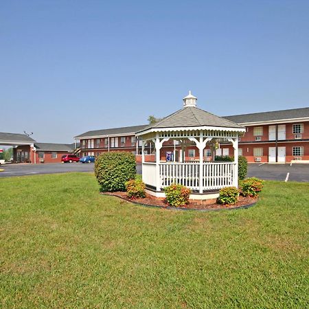 Surry Inn - Dobson エクステリア 写真
