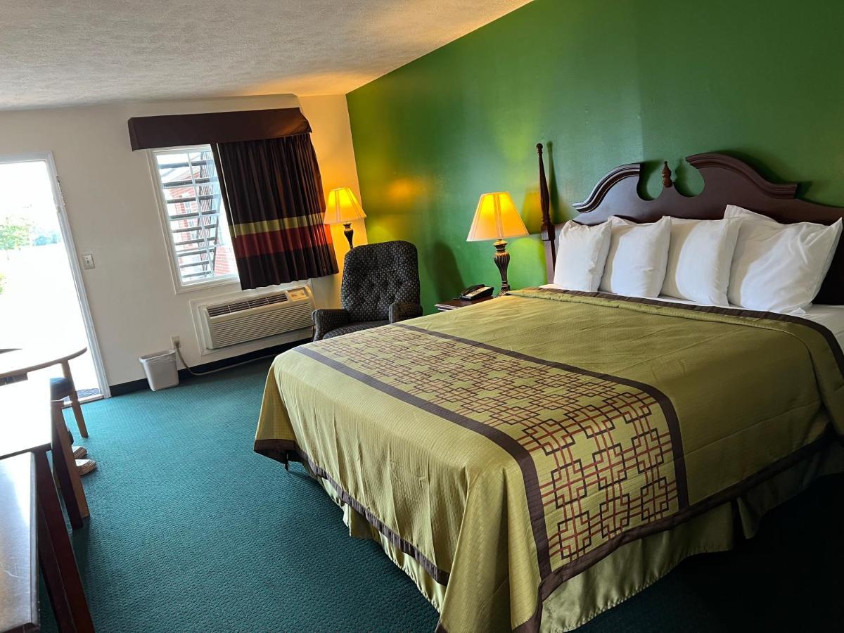 Surry Inn - Dobson エクステリア 写真