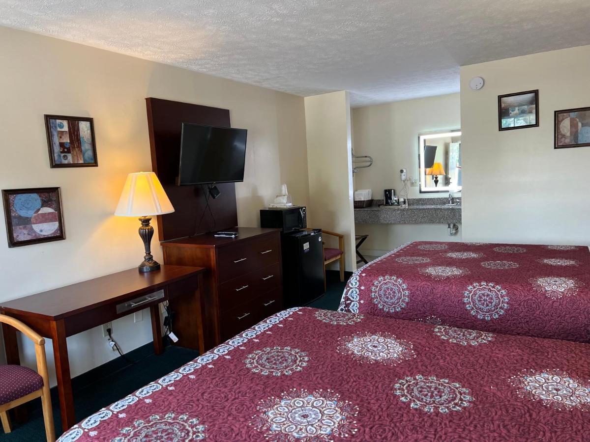 Surry Inn - Dobson エクステリア 写真