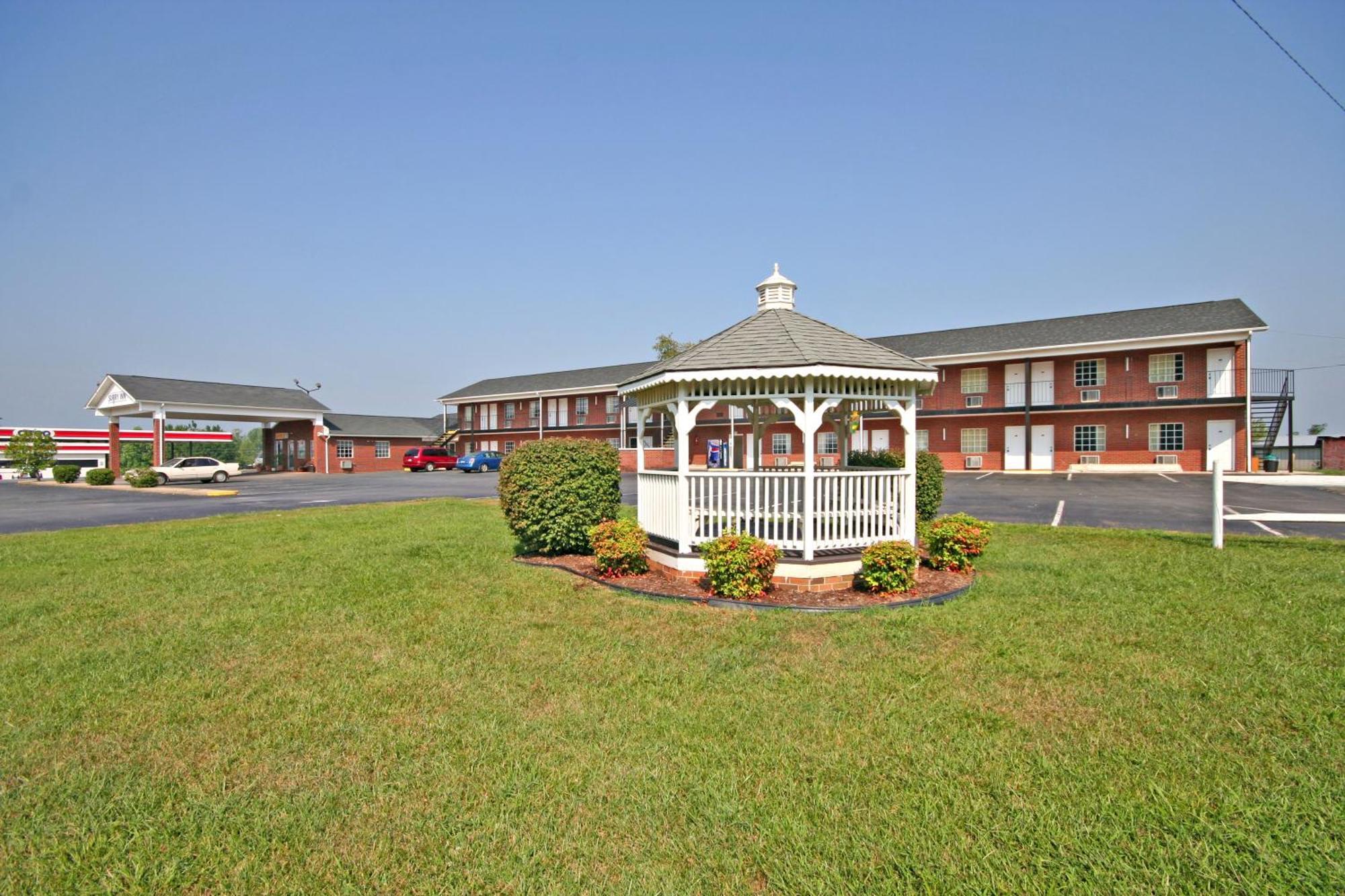 Surry Inn - Dobson エクステリア 写真