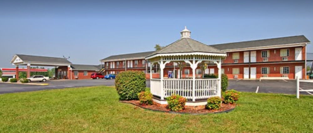 Surry Inn - Dobson エクステリア 写真